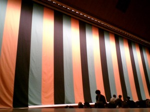 歌舞伎座の色はどんな意味？平成中村座の定式幕が違う理由は？